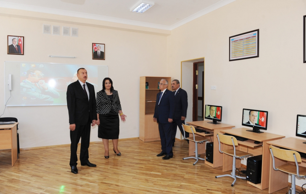 Le président Ilham Aliyev a visité les écoles secondaires № 53 et 21 dans l’arrondissement de Yassamal VİDEO