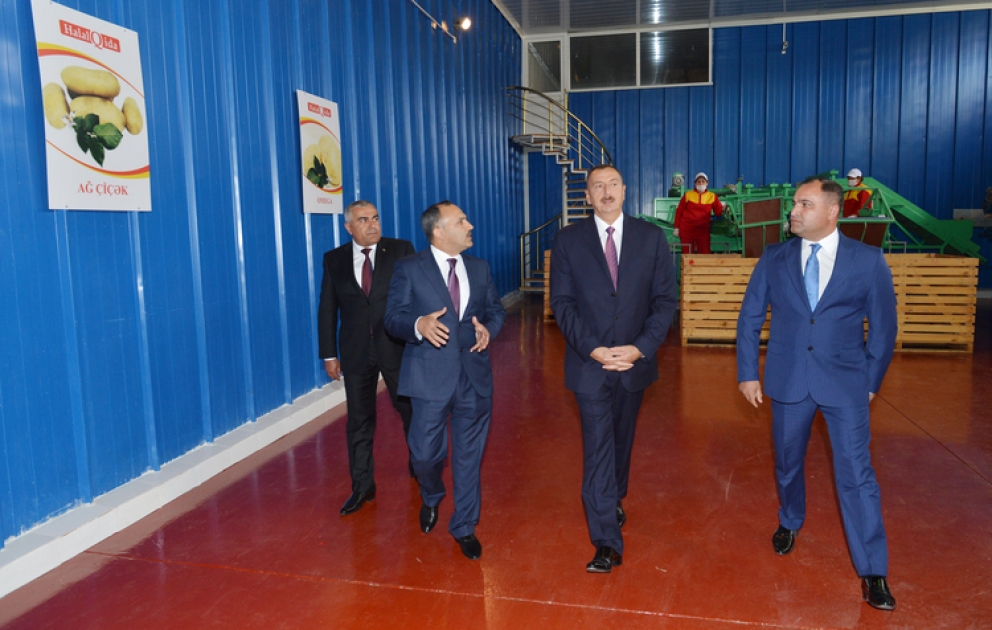 Le président Ilham Aliyev a visité l’usine de lait «Halal Qida» et le complexe d’achat, de stockage et de vente des produits végétaux VİDEO