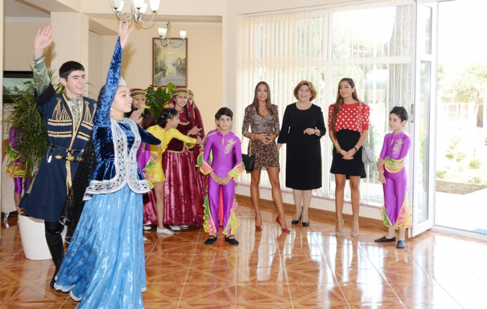 La vice-présidente de la Fondation Heydar Aliyev, Mme Leyla Aliyeva et Mme Arzou Aliyeva ont visité les écoles prématernelles et l’Association des personnes avec le syndrome de Down dans les arrondissements Khazar, Nizami, Nassimi et Narimanov de la ville de Bakou VİDEO