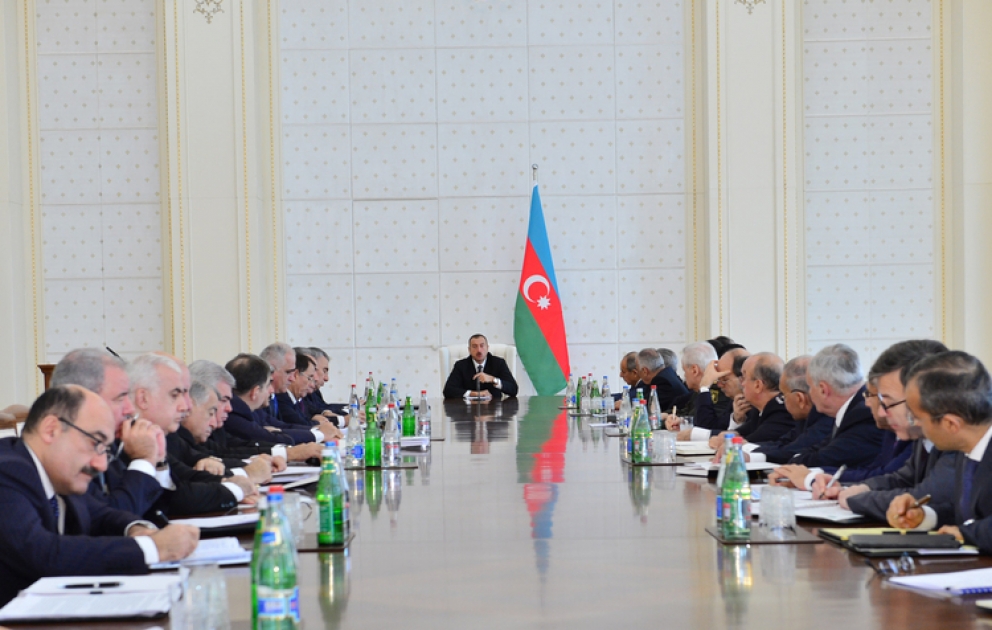 Le président azerbaïdjanais a tenu la réunion du Conseil des Ministres consacrée au bilan du développement social et économique des neuf premiers mois de 2013 et aux tâches à réaliser VİDEO