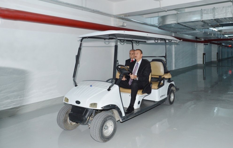 Le nouveau parking souterrain de deux étages construit devant la Maison gouvernementale, sur l’avenue Neftchiler de Bakou, a été mis en service Le président Ilham Aliyev a visité le parking souterrain pour prendre connaissance des conditions mises en place VİDEO