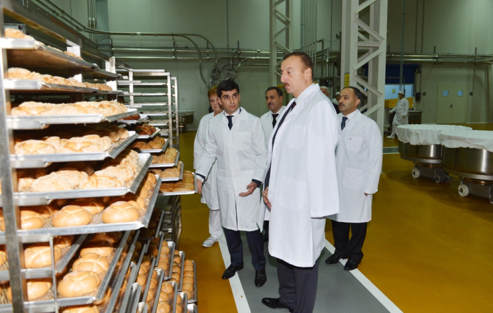 Le président Ilham Aliyev a participé à l’ouverture de la boulangerie №1 dans l’arrondissement de Khataï de Bakou et a visité le parc entretenu dans la rue Rahib Mammadov VİDEO