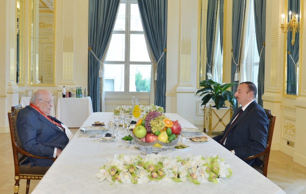 Le président azerbaïdjanais Ilham Aliyev et le 9e président de la République de Turquie Süleyman Demirel ont dîné ensemble VİDEO