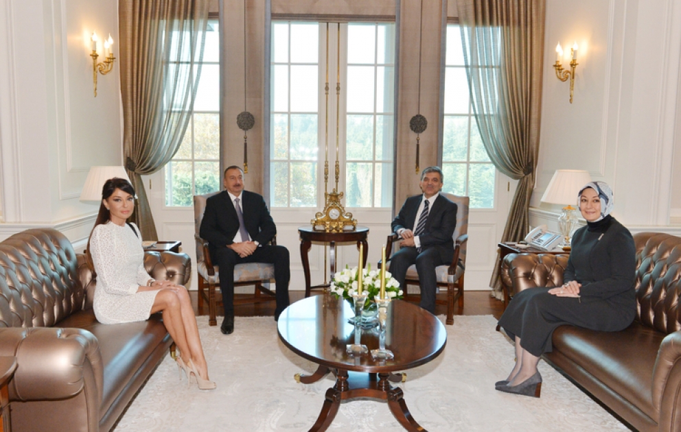 Le président azerbaïdjanais M. Ilham Aliyev accompagné de son épouse a été accueilli par son homologue turc Abdullah Gül et son épouse VİDEO