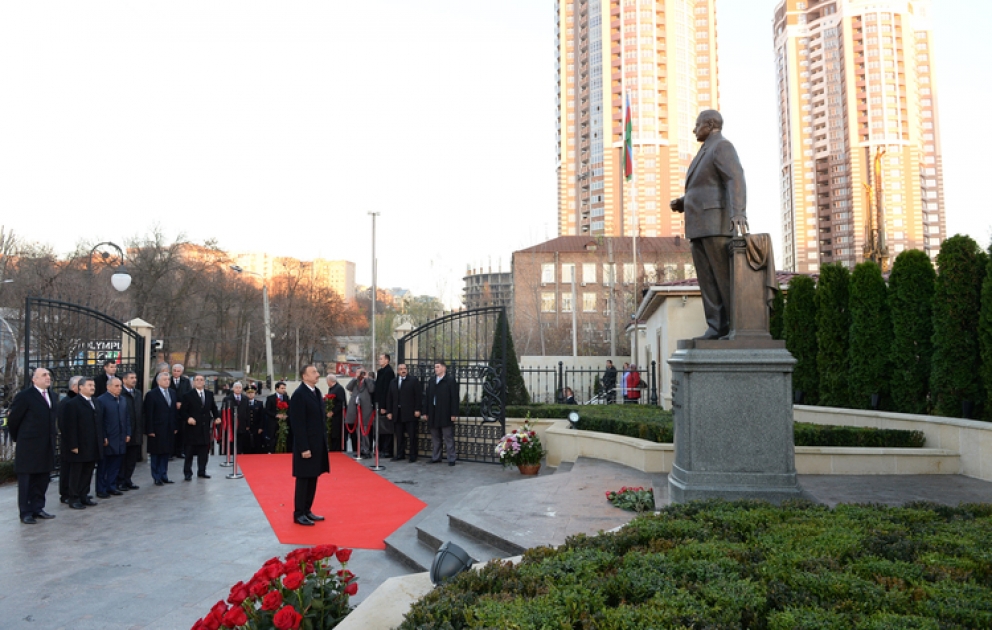 Le président azerbaïdjanais Ilham Aliyev a visité le parc Heydar Aliyev à Kiev pour constater les améliorations après les travaux d’entretiens VİDEO