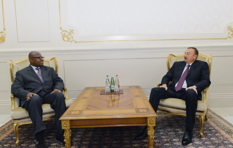 Le président Ilham Aliyev a reçu les lettres de créance du nouvel ambassadeur angolais en Azerbaïdjan VİDEO