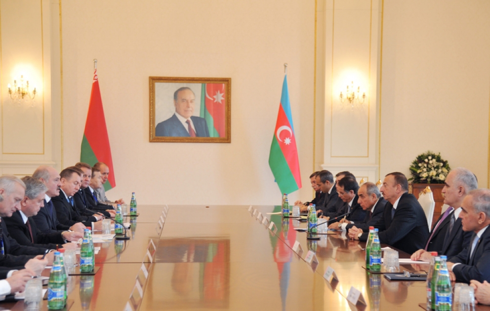 Les présidents azerbaïdjanais et biélorusse ont tenu la réunion avec la participation des délégations VİDEO