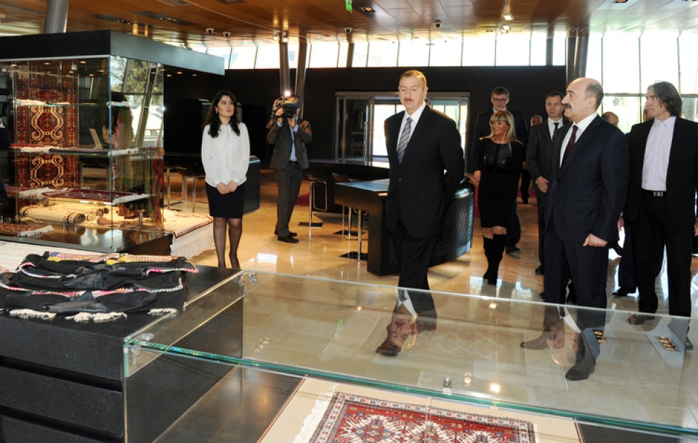 Le Président Ilham Aliyev a visité le nouveau Musée du tapis pour découvrir la nouvelle mise en place des expositions VİDEO
