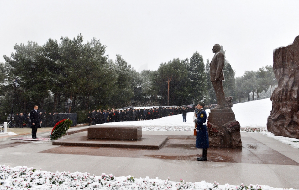Hommage au leader national Heydar Aliyev à l’Allée d’honneur VIDEO