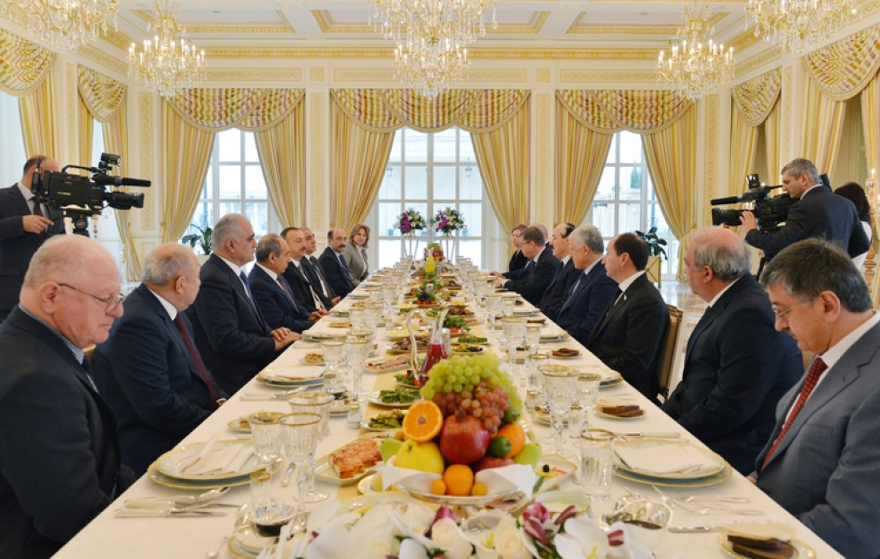 Le président azerbaîdjanais Ilham Aliyev a déjeuné avec Ramazan Abdulatipov, président daguestanais VIDEO