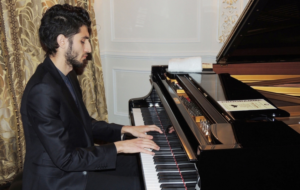 Heydər Əliyev Fondunun dəstəyi ilə gənc virtuoz ifaçı İsfar Sarabski Kannda keçiriləcək MİDEM festivalında iştirak edəcəkdir VİDEO