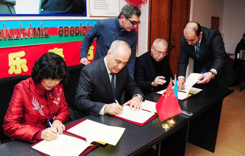 AzərTAc ilə Bakı Dövlət Universiteti nəzdində Konfutsi İnstitutu arasında əməkdaşlıq haqqında saziş imzalanmışdır [YENİLƏNİB] VİDEO