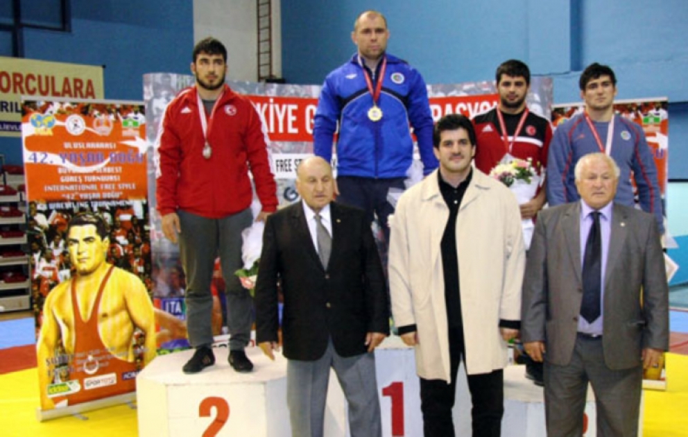 Azərbaycan güləşçiləri İstanbulda keçirilən beynəlxalq turnirdə beş medal qazanmışlar VİDEO