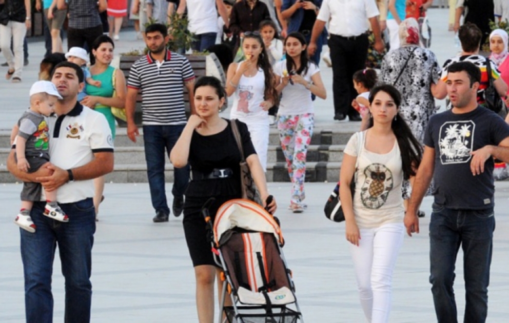 Azərbаycаn əhalisinin sayı 9494,6 min nəfərə çataraq ilin əvvəlindən 17,5 min nəfər və ya 0,2 faiz artmışdır VİDEO