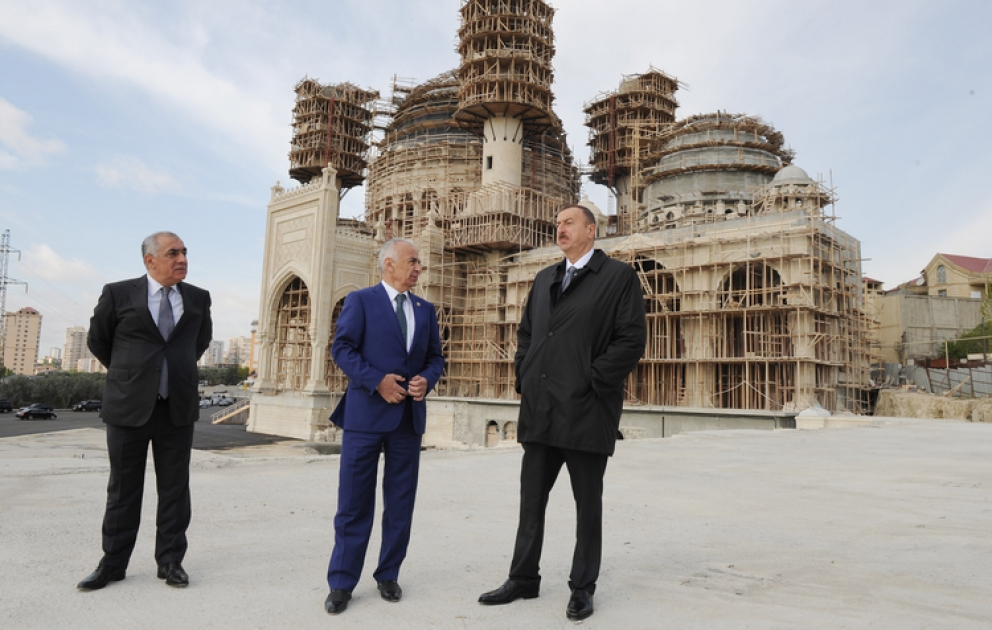Prezident İlham Əliyev Binəqədi rayonu ərazisində tikilən yeni məscid kompleksində inşaat işlərinin gedişi ilə tanış olmuşdur VİDEO