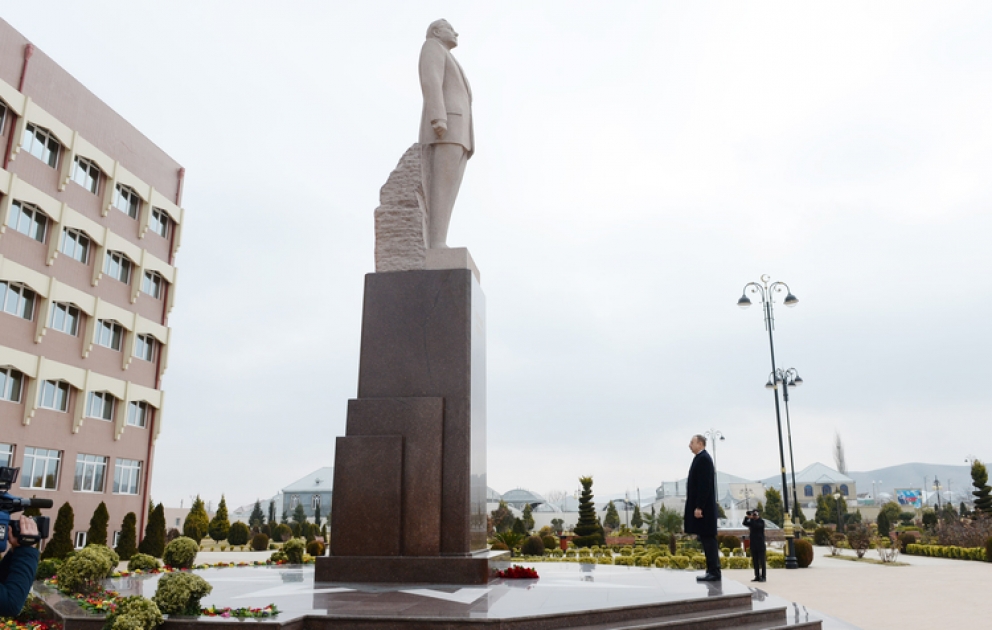 Посещение памятника великому лидеру Гейдару Алиеву в городе Гейгель ВИДЕО