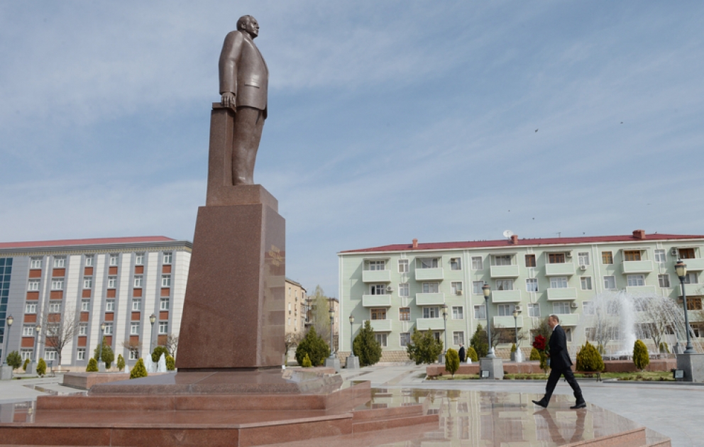 Посещение памятника великому лидеру Гейдару Алиеву ВИДЕО