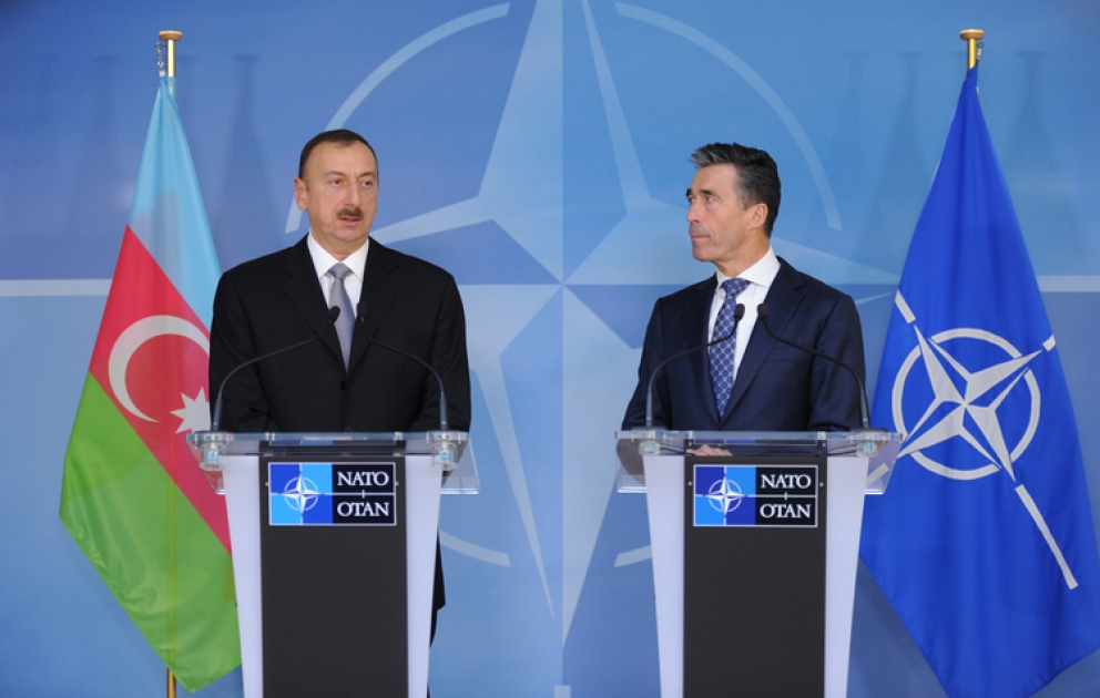 Aserbaidschans Präsident und der NATO- Generalsekretär eine Pressekonferenz abgehalten VIDEO