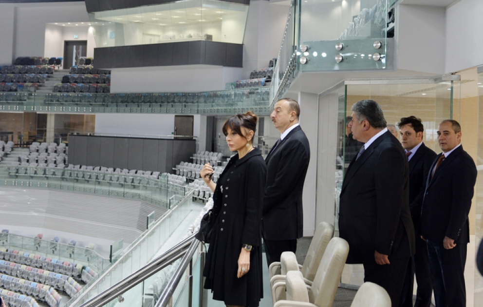 Aserbaidschans Präsident Ilham Aliyev den Verlauf von Bauarbeiten an der Nationalen Gymnastikarena inspiziert VIDEO