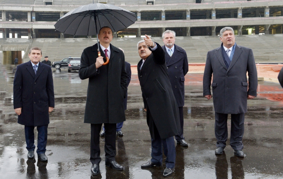 Präsident Ilham Aliyev den Verlauf von Bauarbeiten am Bakuer Olympiastadion inspiziert VIDEO