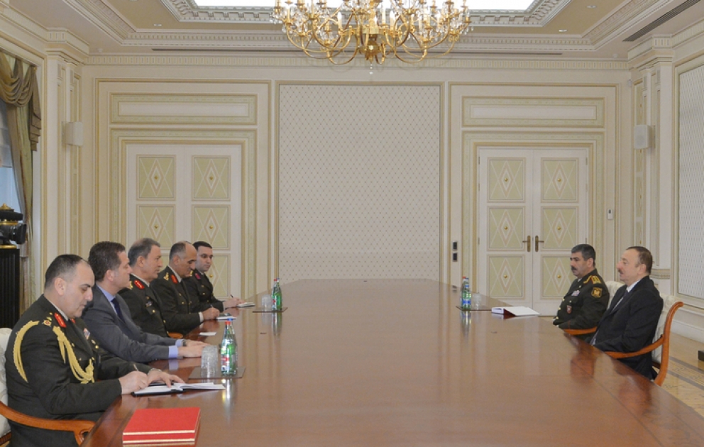 Aserbaidschans Präsident Ilham Aliyev eine Delegation um den Befehlshaber der Landstreitkräfte der Türkei empfangen VIDEO