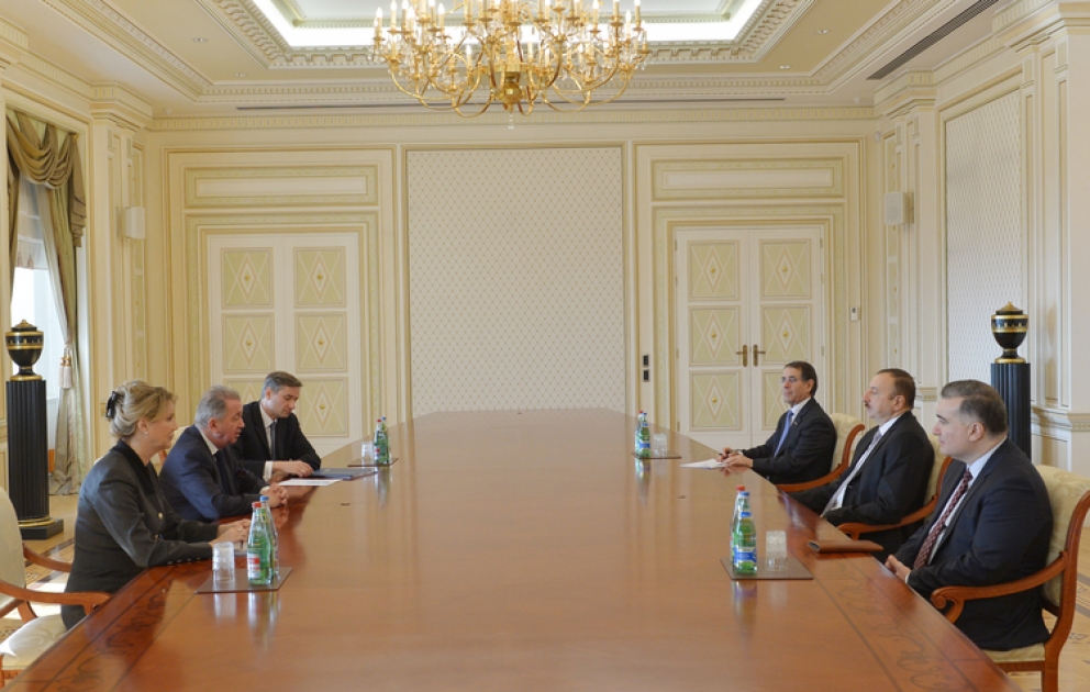 Aserbaidschans Präsident Ilham Aliyev eine Delegation um den Präsidenten des Internationalen Friedensinstituts empfangen VIDEO