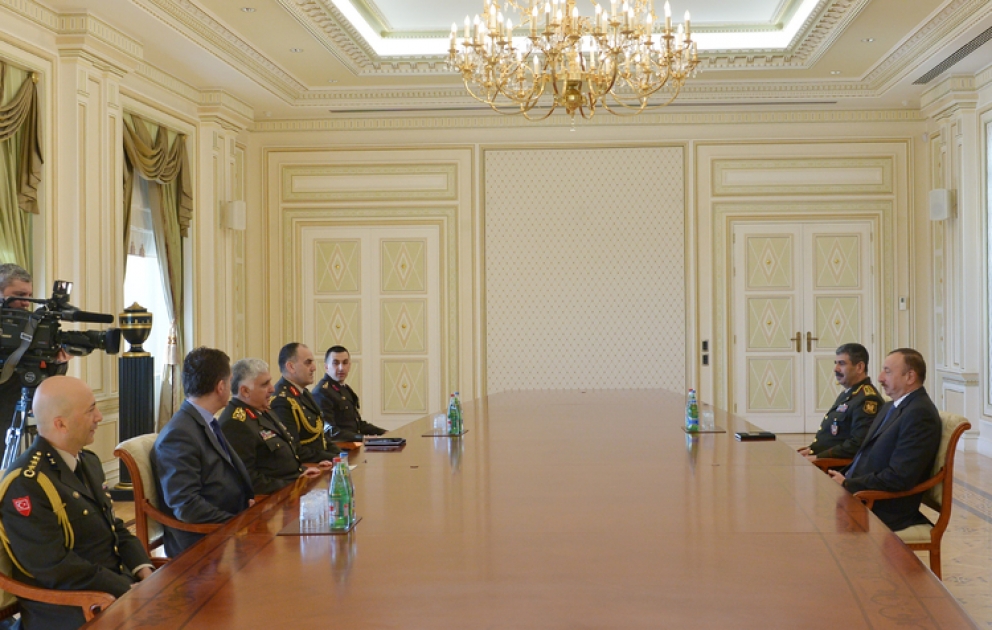 Aserbaidschans Präsident Ilham Aliyev eine Delegation um den Generalstabschef der Türkischen Streitkräfte empfangen VIDEO