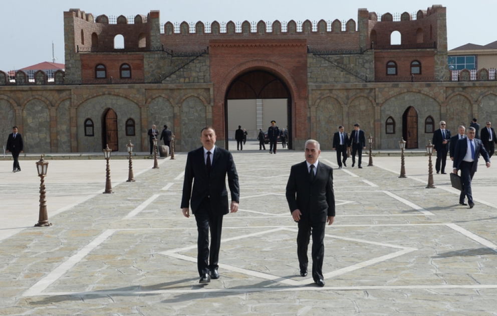 Präsident Ilham Aliyev sich mit dem Museumskomplex für Geschichte und Architektur “Nachitschewangala” vertraut gemacht VIDEO