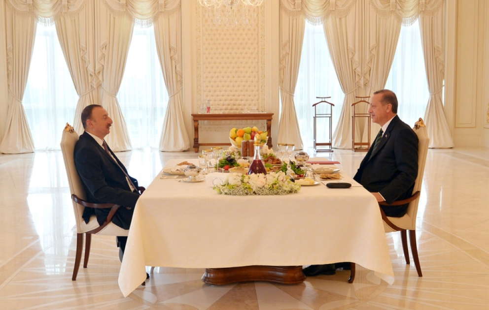 Präsident von Aserbaidschan und türkischer Premierminister gemeinsam zu Mittag gegessen VIDEO