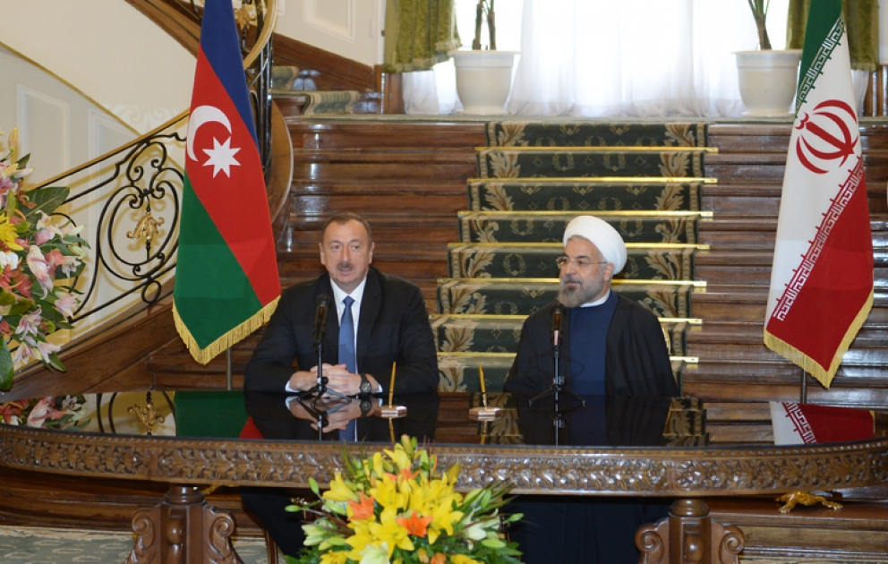Präsident Ilham Aliyev und Präsident Hassan Rohani mit einer Erklärung für Presse aufgetreten VIDEO