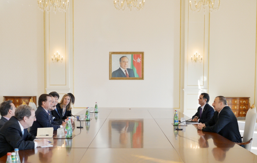 Aserbaidschans Präsident Ilham Aliyev den Ausschussvorsitzenden des US-Repräsentantenhauses für Auswärtige Angelegenheiten und ihn begleitende Kongressmänner empfangen VIDEO