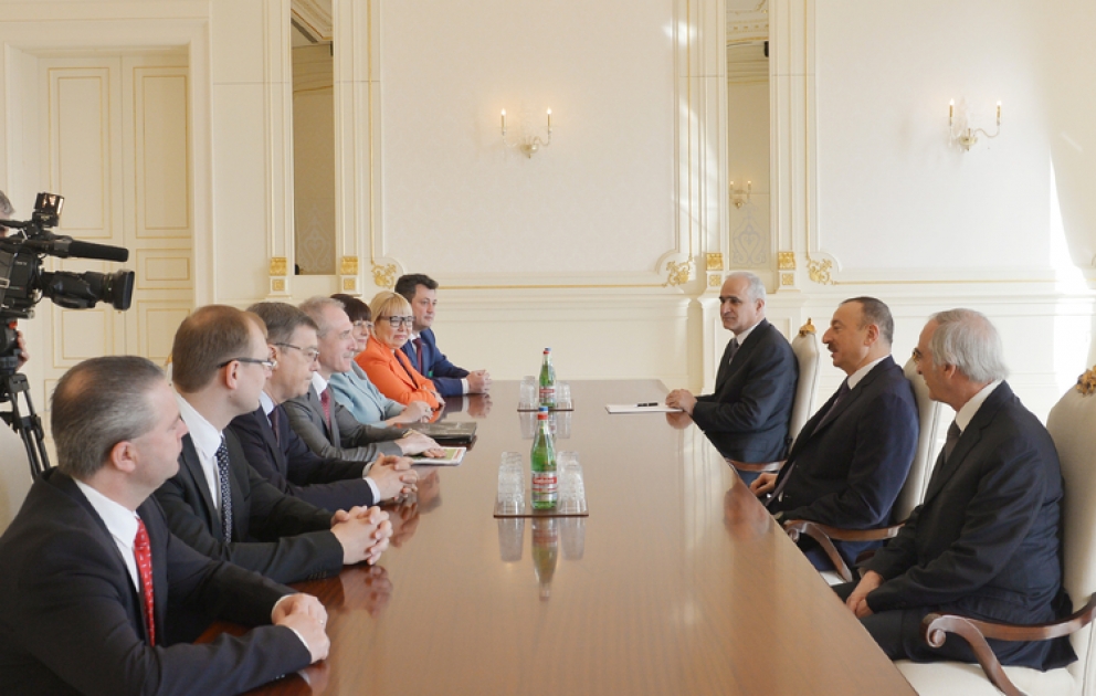 Präsident Ilham Aliyev empfing eine Delegation um den Gouverneur des Gebiets Uljanowsk VIDEO