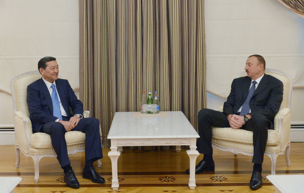 Präsident Ilham Aliyev den Minister für Verteidigung von Kasachatan empfangen VIDEO