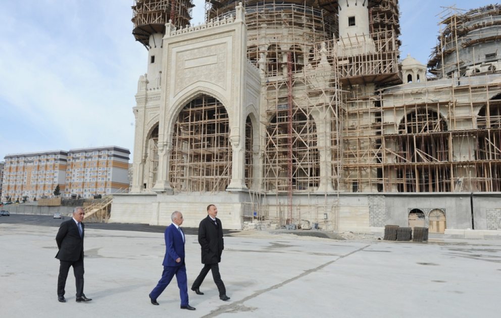 Präsident Ilham Aliyev den Verlauf der im Stadtbezirk Binagadi an einer Moschee durchführenden Bauarbeiten inspiziert VIDEO