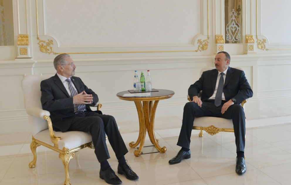 Aserbaidschans Präsident Ilham Aliyev den ehemaligen Präsidenten von Rumänien Emil Constantinescu empfangen VIDEO