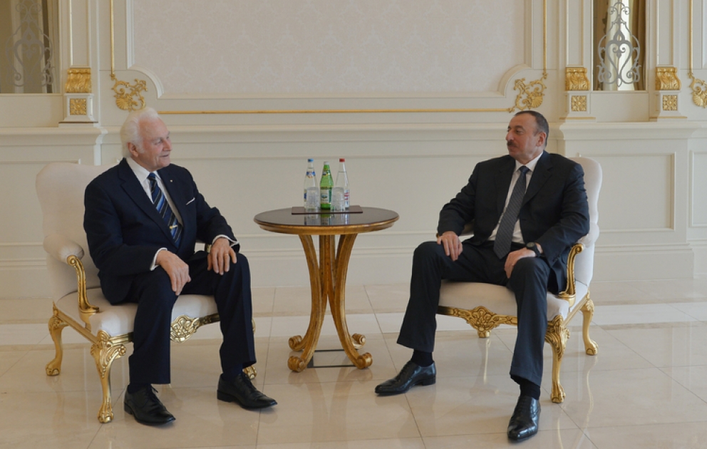Aserbaidschans Präsident Ilham Aliyev den Ex-Präsidenten von Estland Arnold Rüütel empfangen VIDEO