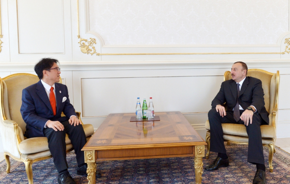 Aserbaidschans Prezident Ilham Aliyev den Chef der olympischen Agentur von Japan, den Sonderberater des Premierministers empfangen VIDEO