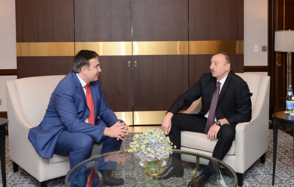 Aserbaidschans Präsident Ilham Aliyev den ehemaligen Präsidenten von Georgien Michael Sakaschwili empfangen VIDEO