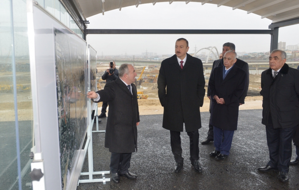 Le président Ilham Aliyev s’est rendu sur place pour constater l’avancement des travaux de construction routière VIDEO