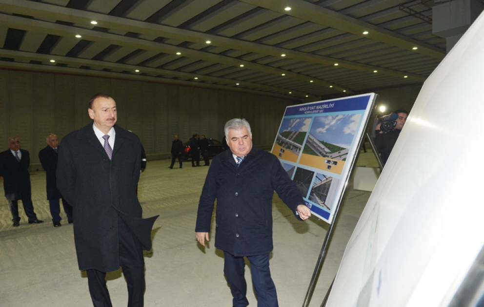 Le président azerbaïdjanais Ilham Aliyev a visité le chantier pour constater l’avancement des travaux de construction des ponts et des tunnels en cours dans la capitale VIDEO