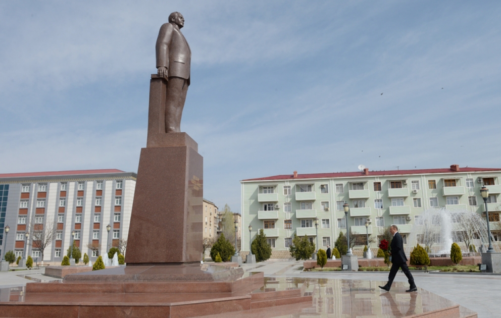 Visite du monument du leader national Heydar Aliyev VIDEO