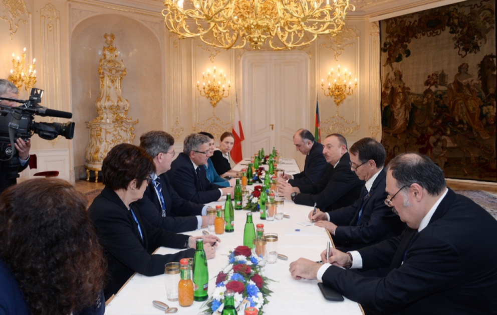 Entretien du président Ilham Aliyev avec le président polonais Bronislaw Komorowski à Prague VIDEO