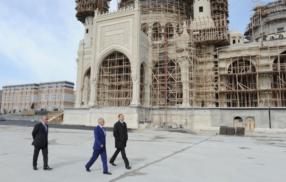 Le président Ilham Aliyev s’est rendu à l’arrondissement Binaqadi afin de constater l’avancement des travaux de construction de la nouvelle mosquée VIDEO