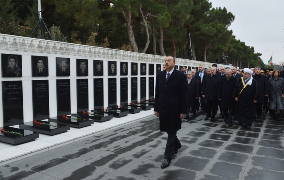 La visite de la Nation à l’Allée des Patriotes à l’occasion du 24e anniversaire de la tragédie du « 20 Janvier sanglant »Le Président azerbaïdjanais M. Ilham Aliyev a honoré la mémoire des Patriotes VIDEO
