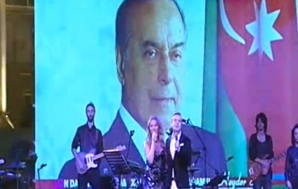 Türkiyənin tanınmış müğənniləri Gəncədə konsert vermişlər VİDEO