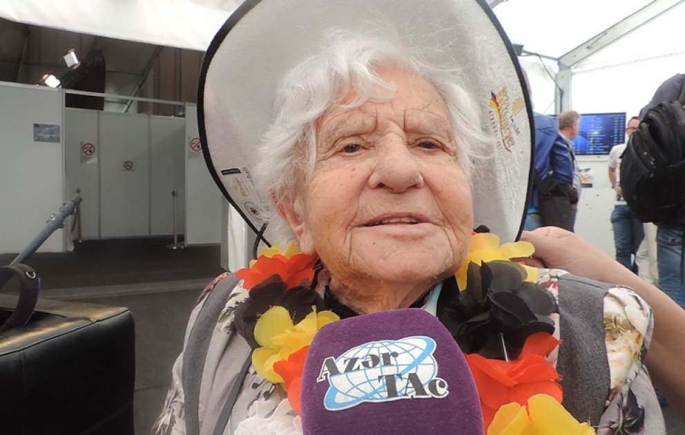 “Eurovision” mahnı müsabiqəsinin ən yaşlı pərəstişkarı Oma Ella yarışmanı canlı izləmək üçün Kopenhagen şəhərinə gəlmişdir VİDEO