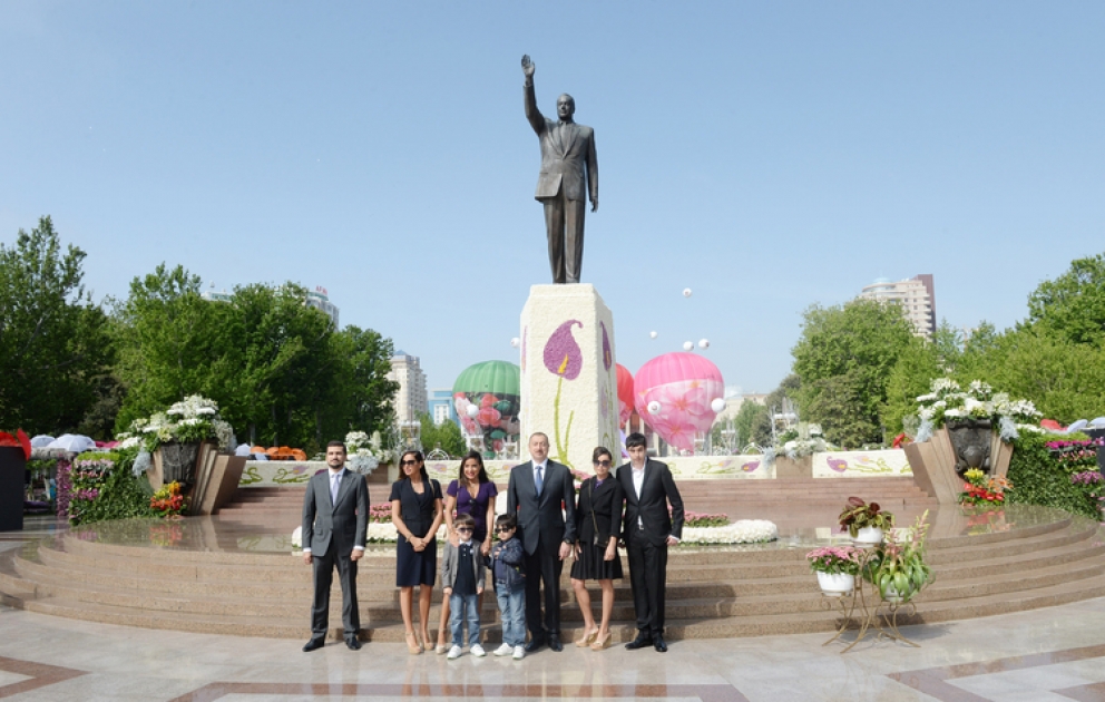 Prezident İlham Əliyev ümummilli lider Heydər Əliyevin anadan olmasının 91-ci ildönümü münasibətilə paytaxtda təşkil edilmiş Gül bayramında iştirak etmişdir VİDEO