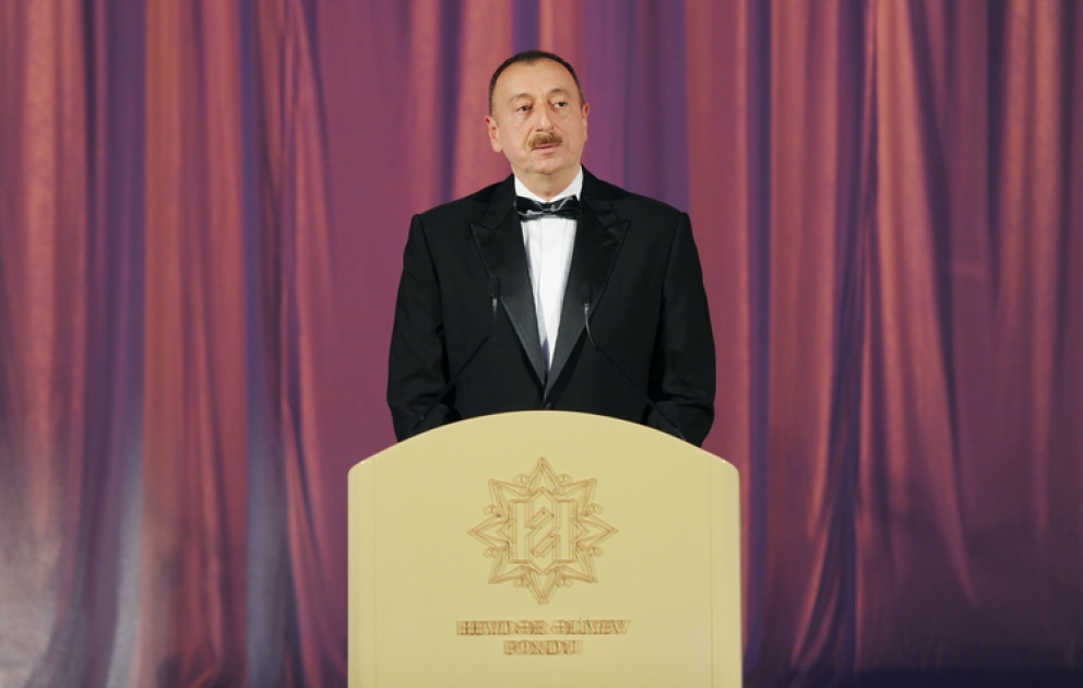 Ümummilli lider Heydər Əliyevin anadan olmasının 91-ci ildönümünə və Heydər Əliyev Fondunun yaradılmasının 10 illiyinə həsr olunmuş təntənəli mərasim keçirilmişdir Azərbaycan Prezidenti İlham Əliyev mərasimdə iştirak etmişdir VİDEO