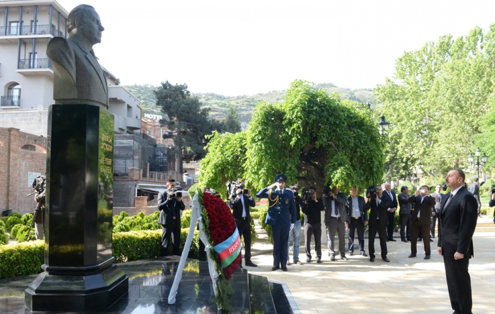 President Ilham Aliyev visited statue of nationwide leader Heydar Aliyev in the recreation park after Heydar Aliyev in Tbilisi VIDEO