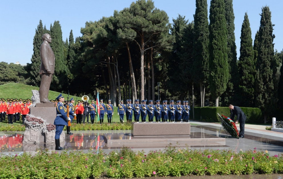 President Ilham Aliyev visited the grave of nationwide leader Heydar Aliyev in the Alley of Honor VIDEO